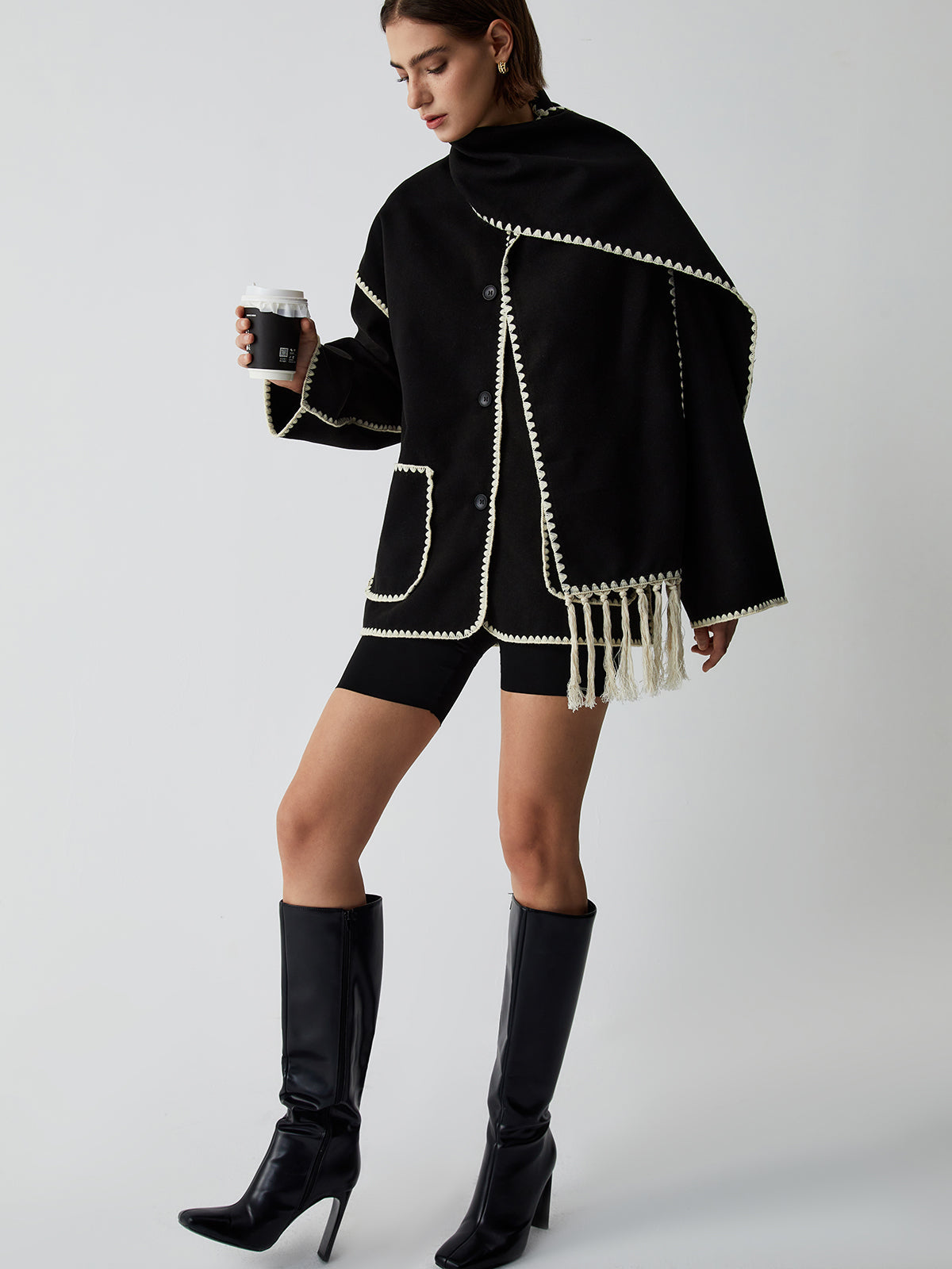 Damenjacke mit Kontrastkanten – Elegant mit passendem Schal