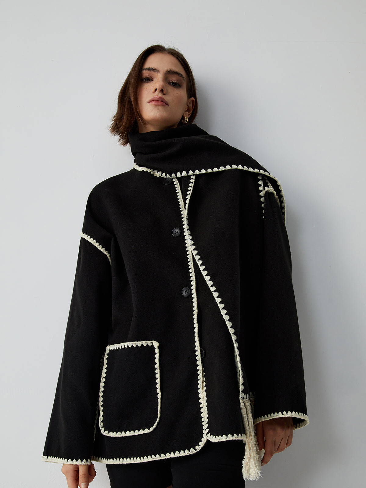 Damenjacke mit Kontrastkanten – Elegant mit passendem Schal