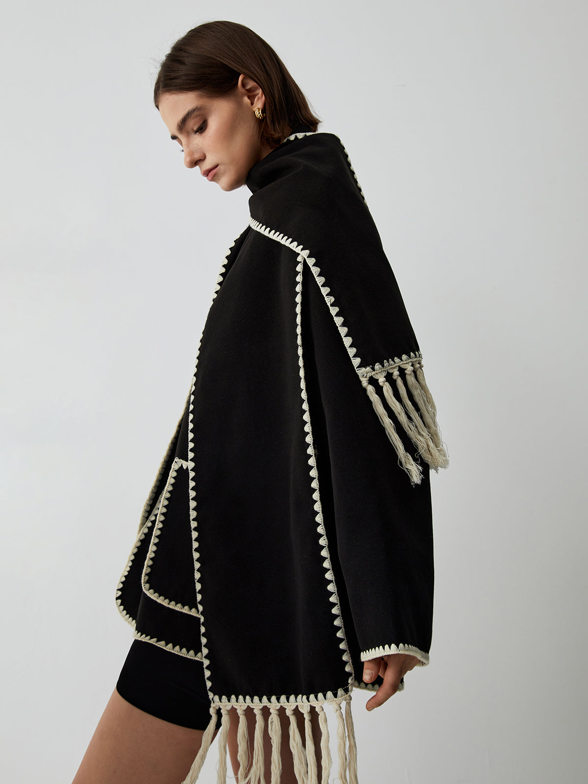 Damenjacke mit Kontrastkanten – Elegant mit passendem Schal