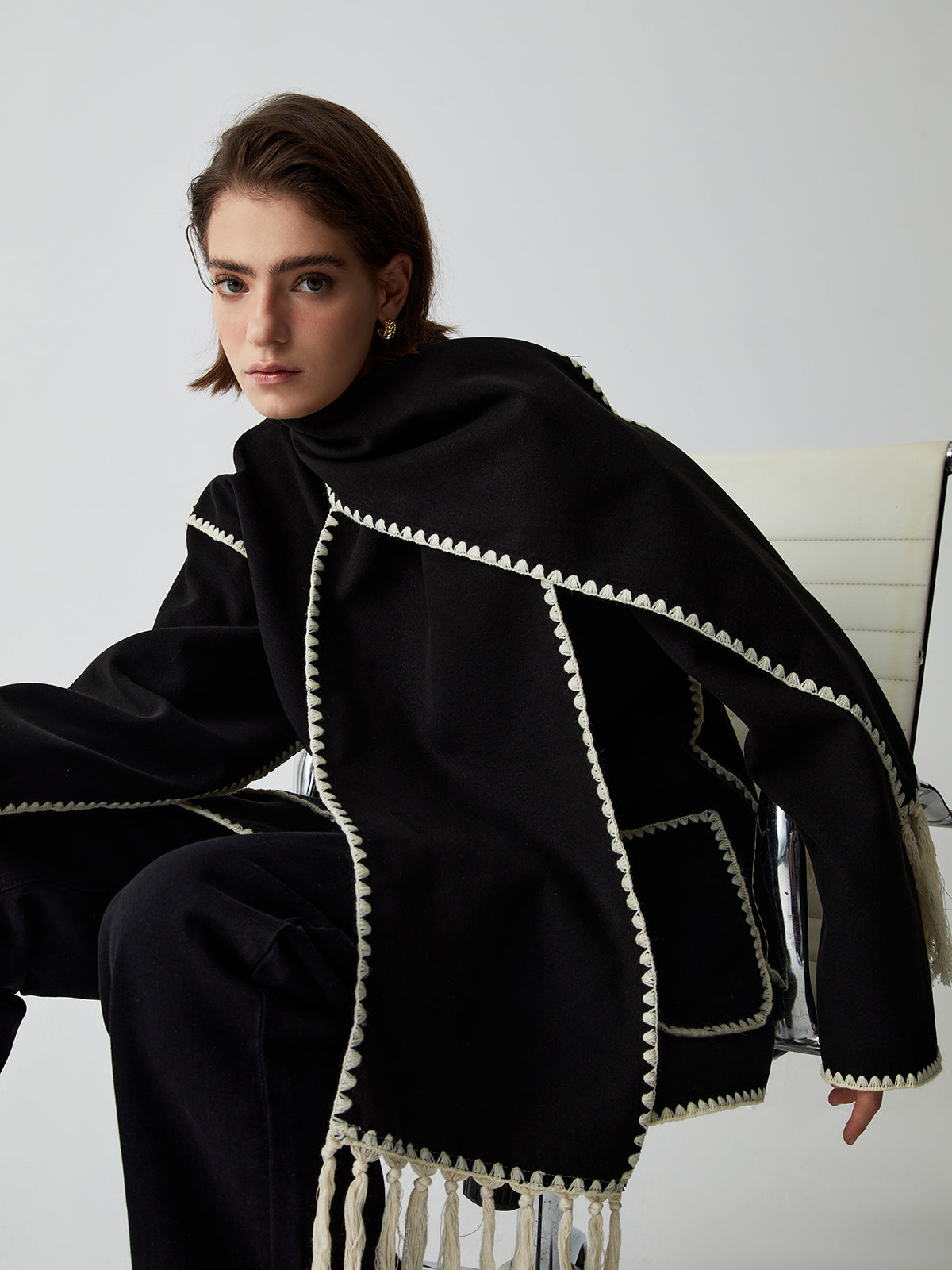 Damenjacke mit Kontrastkanten – Elegant mit passendem Schal