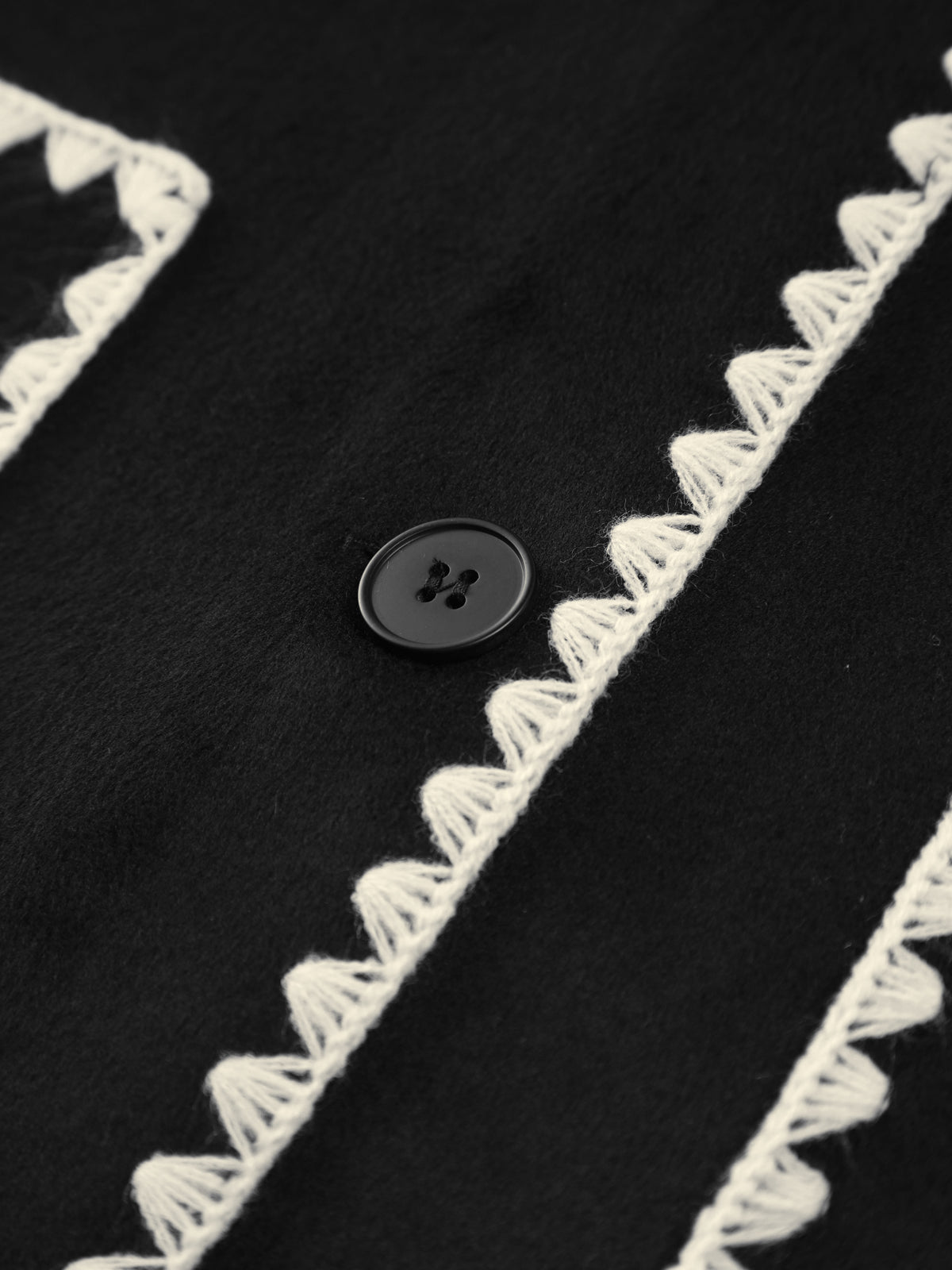 Damenjacke mit Kontrastkanten – Elegant mit passendem Schal