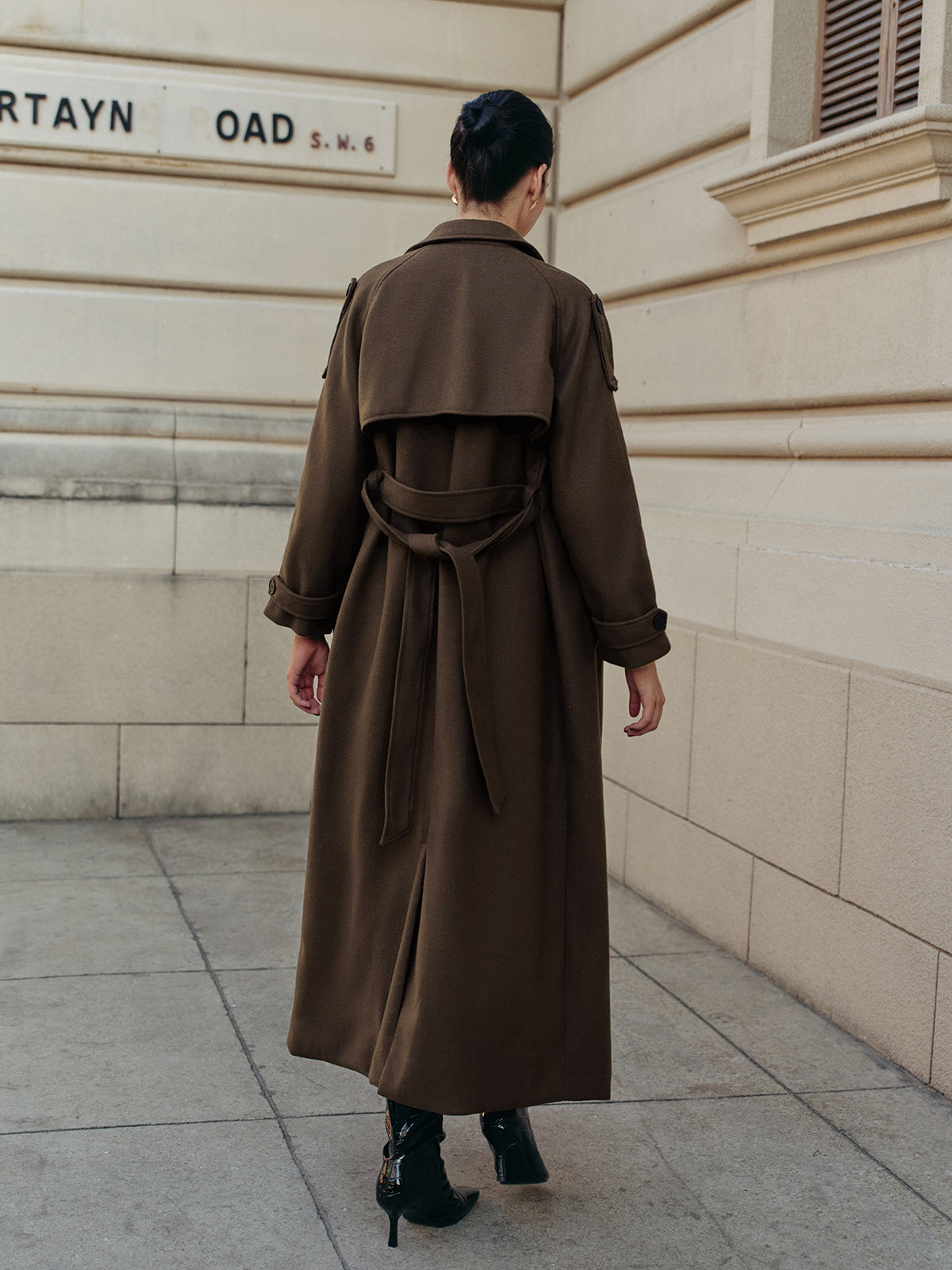 Langer Trenchcoat Braun – Herbstliche Eleganz – Verstellbarer Gürtel