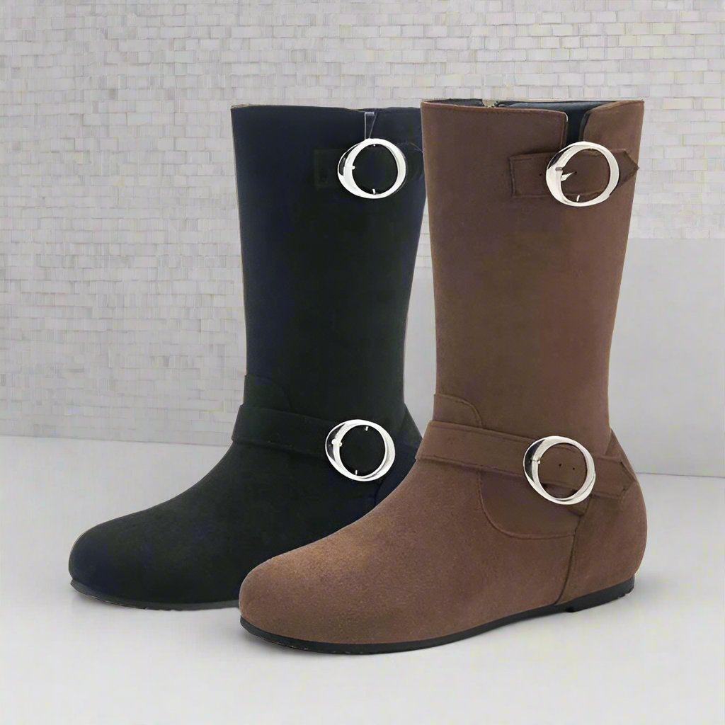 Halbhohe Stiefeletten aus Wildlederoptik mit Metall-Details – Komfort und Stil