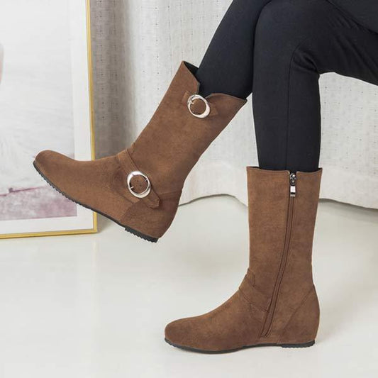 Halbhohe Stiefeletten aus Wildlederoptik mit Metall-Details – Komfort und Stil