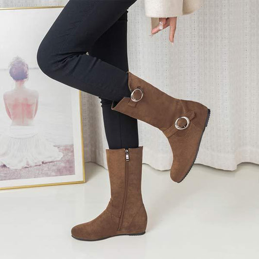 Halbhohe Stiefeletten aus Wildlederoptik mit Metall-Details – Komfort und Stil